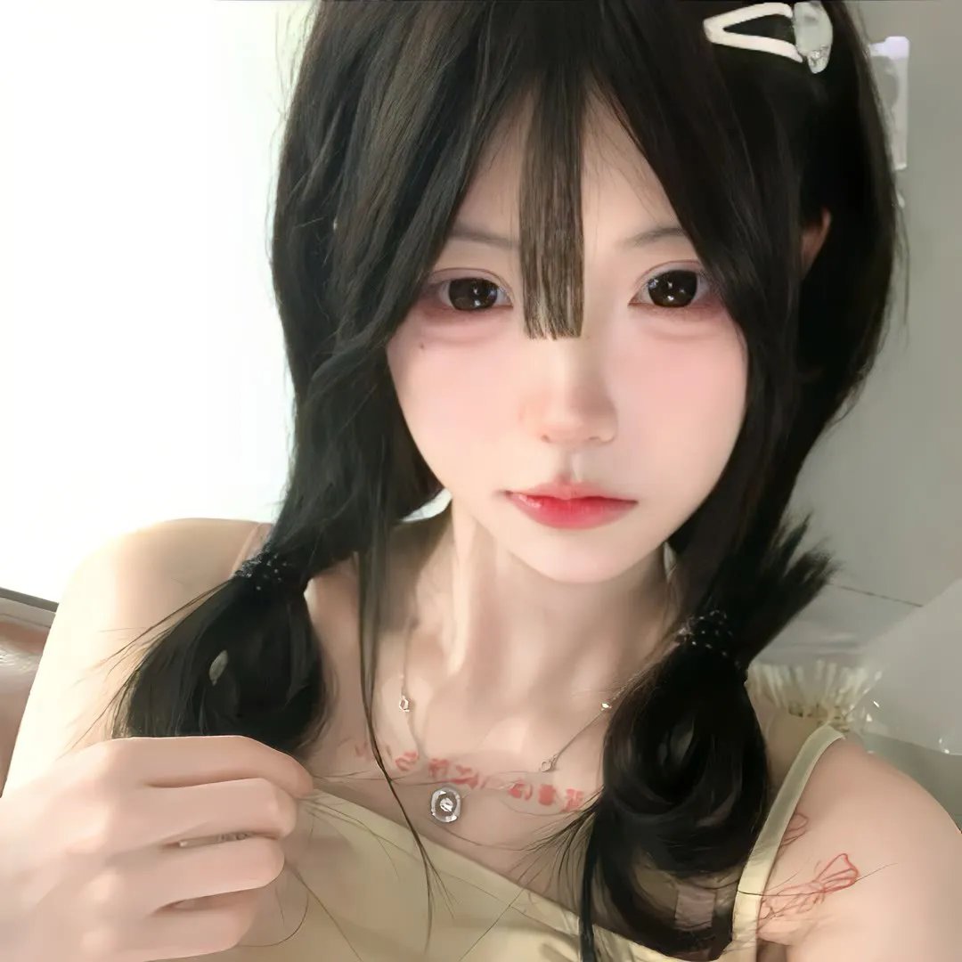 戴金色面具的男子